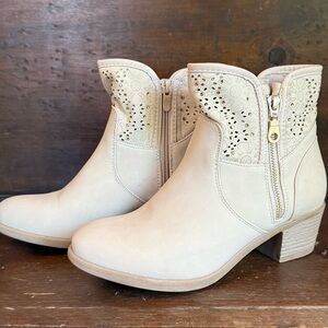 Elegant Cream Ankle Boots With Dual Zippers